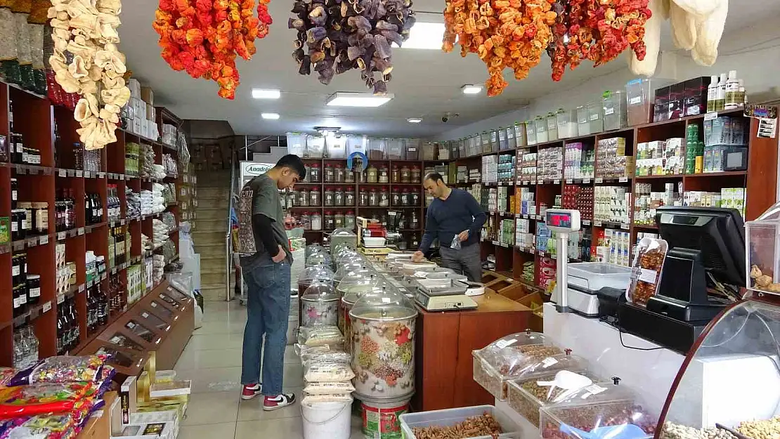 Van'da havalar soğuyunca vatandaşlar aktarların yolunu tuttu