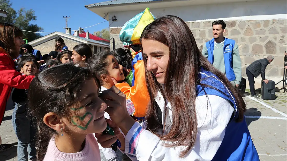 Muş'ta gençler 'mutluluk' yolculuğuyla 11 bin 650 çocuğa ulaştı