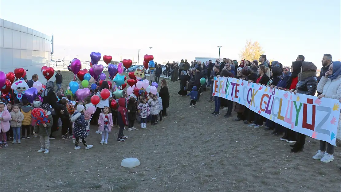 Erzurum'da minikler lösemili akranları için gökyüzüne balon bıraktı