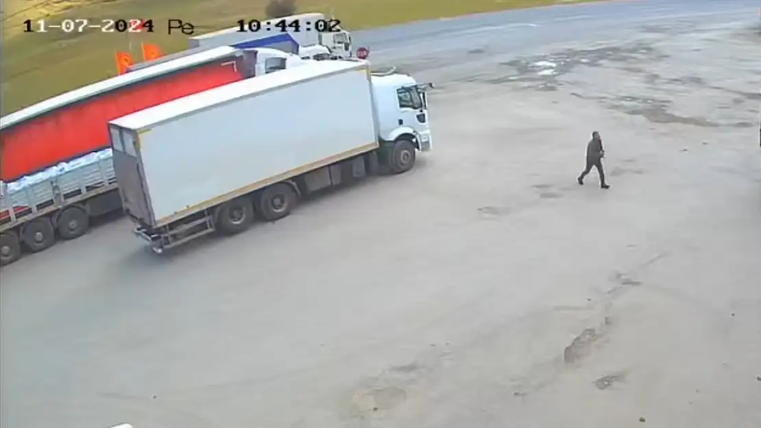 Bitlis'te el freni çekilmeyen tır şarampole uçtu