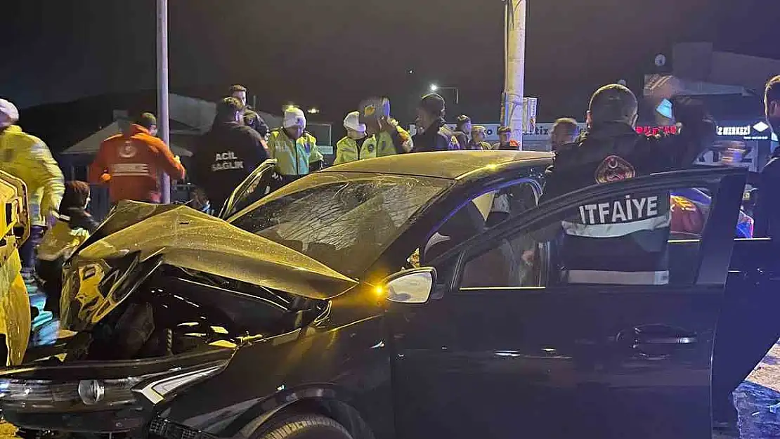 Bitlis'te otomobil iş makinesine girdi: 4 yaralı