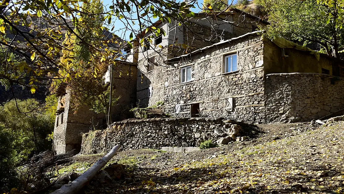 Bitlis'in taş evlerinde sonbahar ayrı güzel