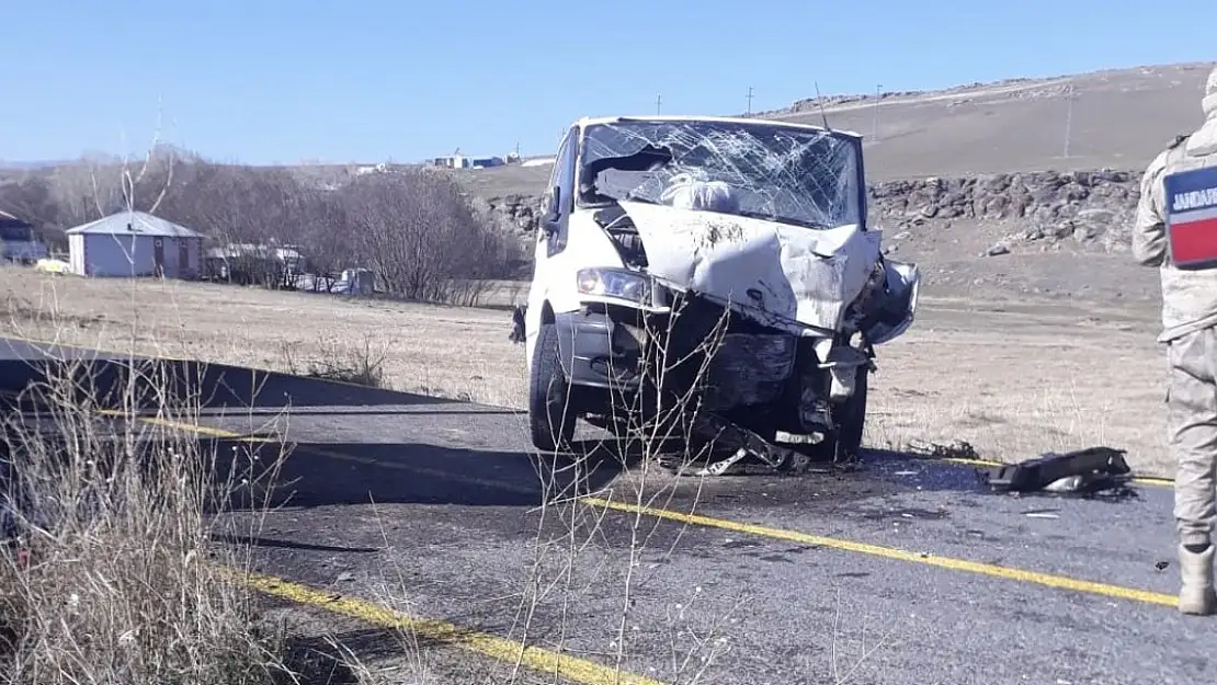 Ağrı'da minibüs ve traktör çarpıştı
