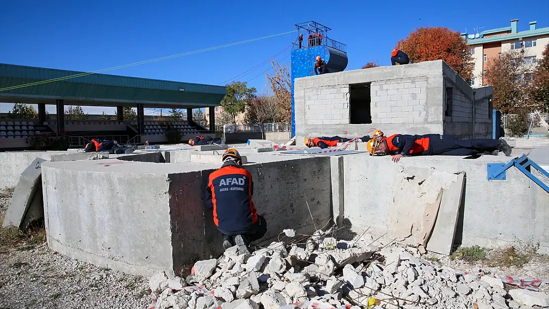 Van depreminde hayat kurtaran AFAD görevlileri, o günleri unutamıyor