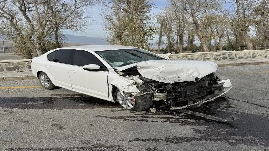 Erzurum'da Bir Otomobil Duvara Çarptı