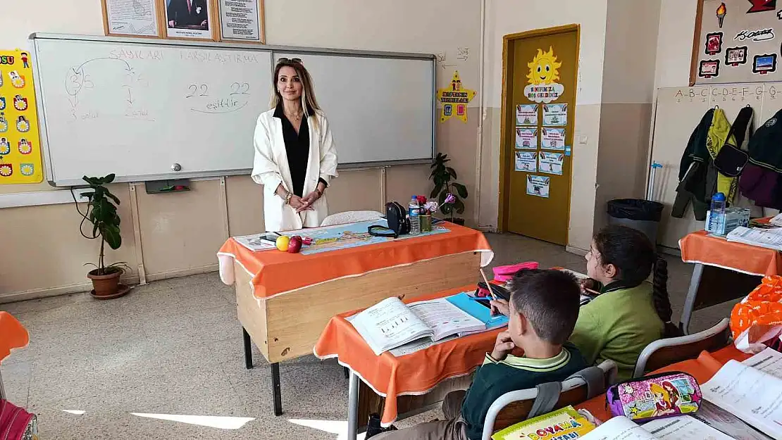 Van'da öğrencilerine hediye olarak kitap hazırlayan öğretmene ödül