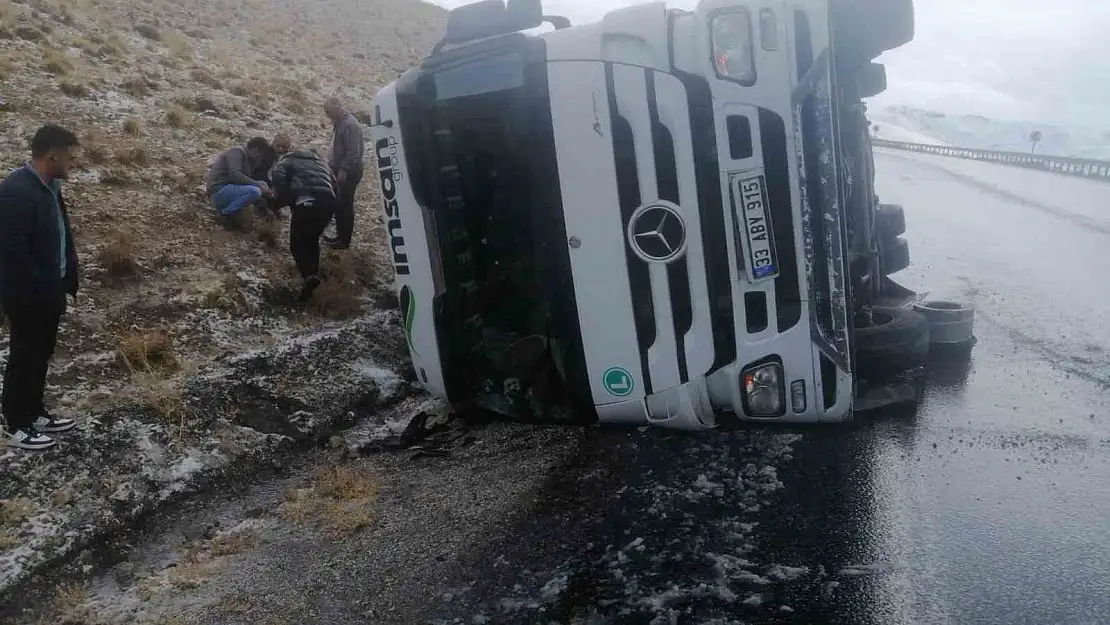 Van'da tır devrildi: 1 yaralı