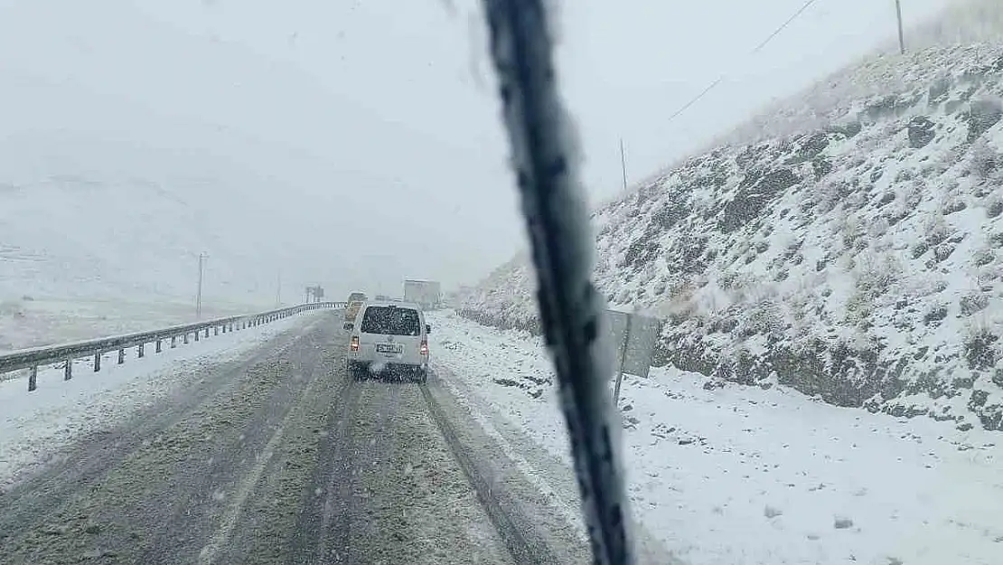 Van'da onlarca araç yolda kaldı