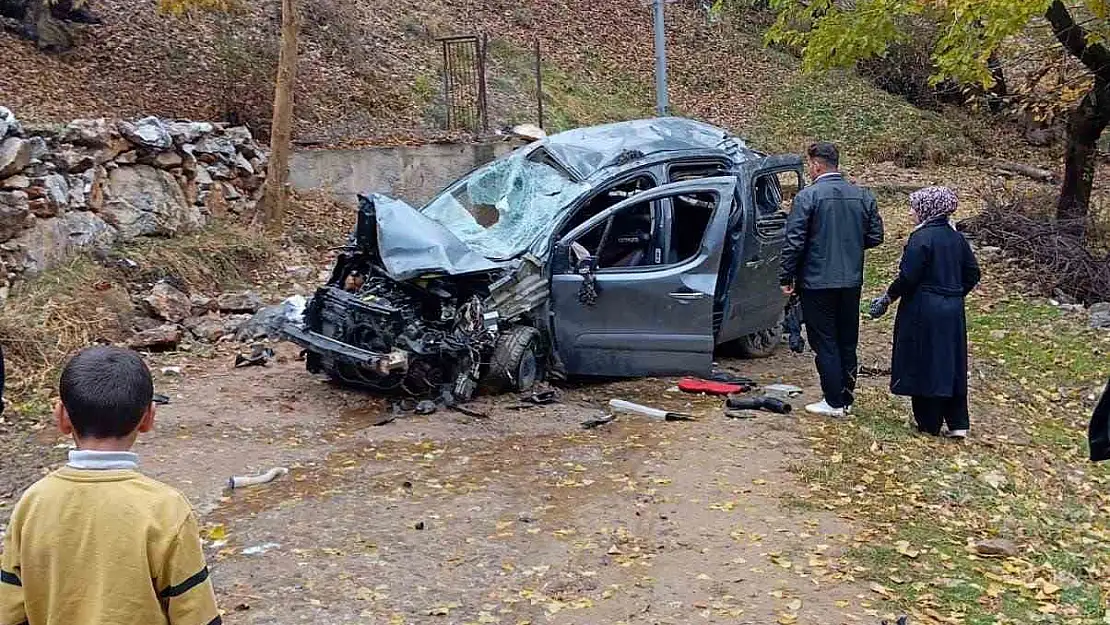 Bitlis'te kamyonet şarampole uçtu: 5 yaralı