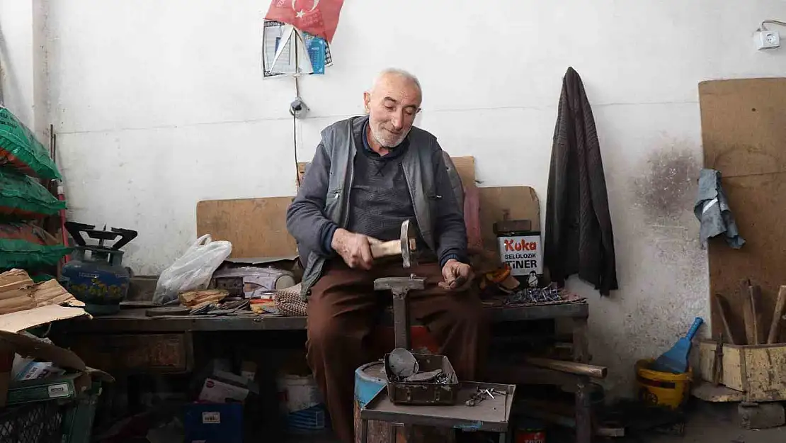 Erzurumlu demir ustası 65 yıldır demire tav veriyor