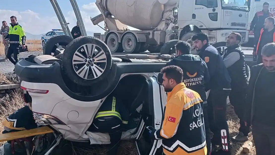 Van'da İran plakalı otomobil takla attı