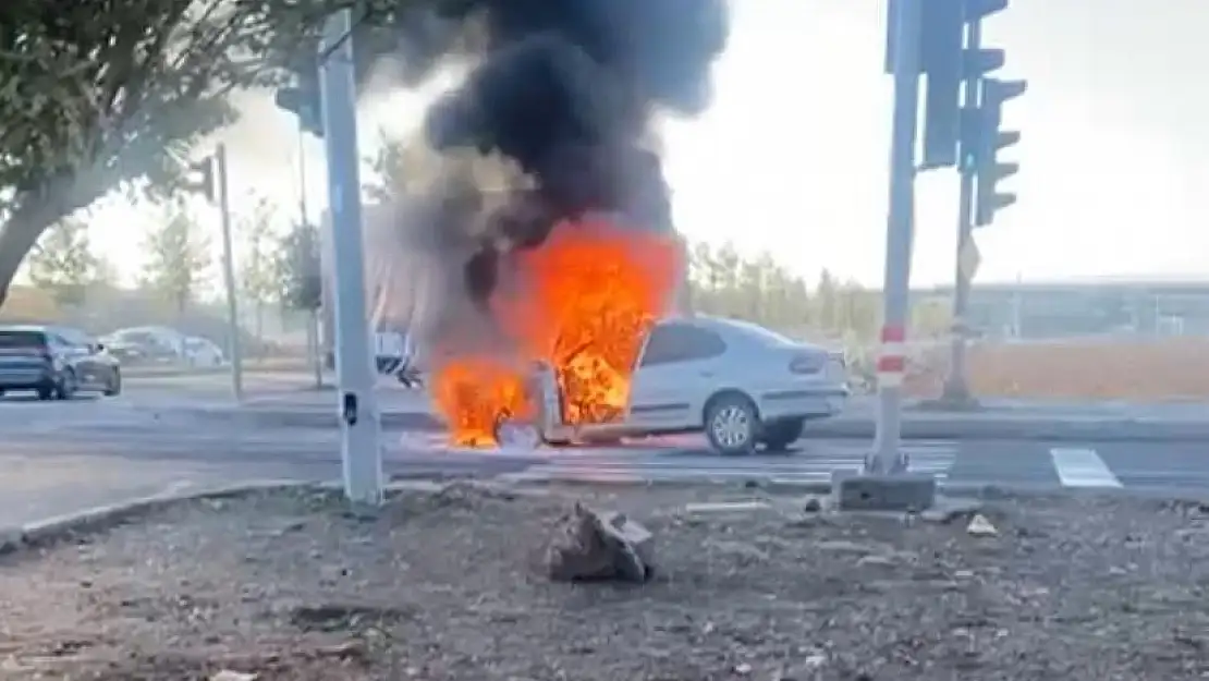 Diyarbakır'da seyir halindeki otomobil alev aldı