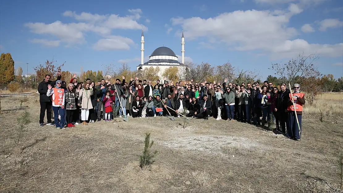 Van'da akademisyenler ve öğrenciler fidanları toprakla buluşturdu