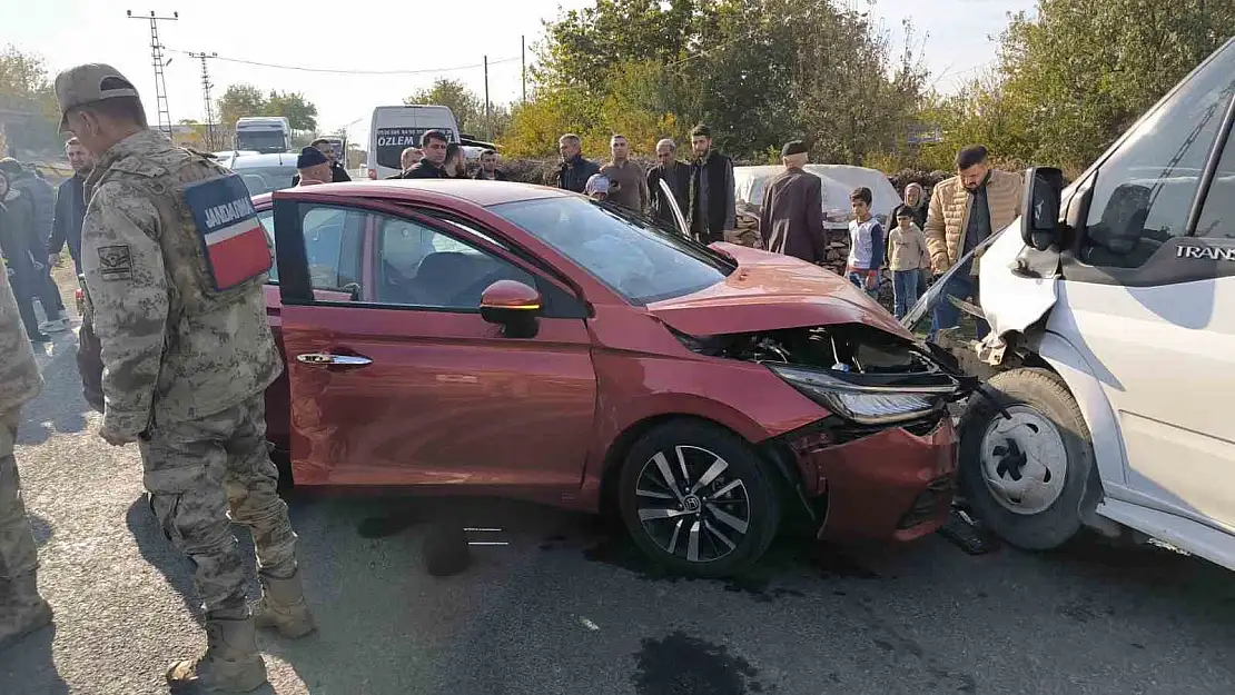 Diyarbakır'da servis ile otomobil çarpıştı: 13 yaralı