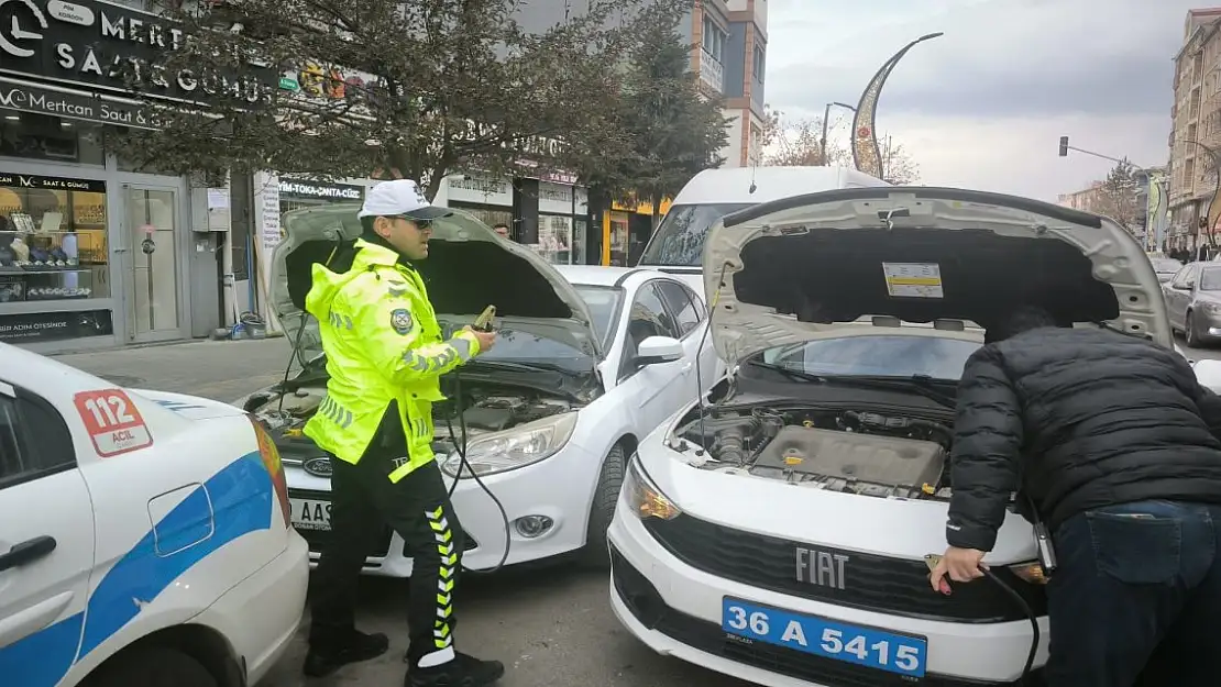 Kars'ta Trafik Ekiplerinden Soğukta Mahsur Kalan Aileye Sıcak Yardım