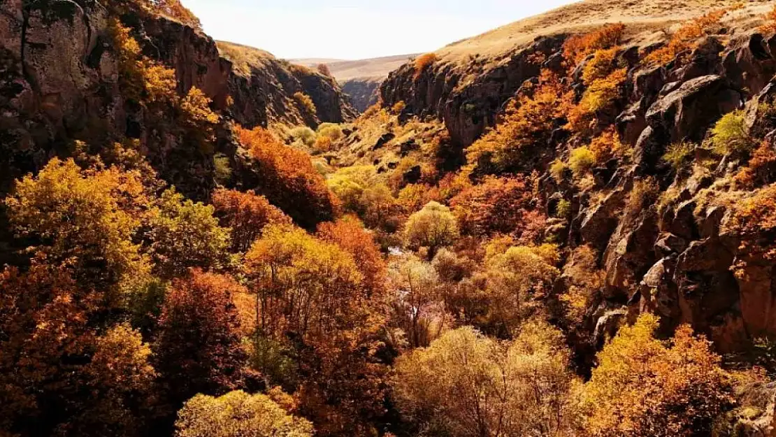 Bitlis Uludere Kanyonu Sonbaharın İhtişamlı Renklerine Büründü