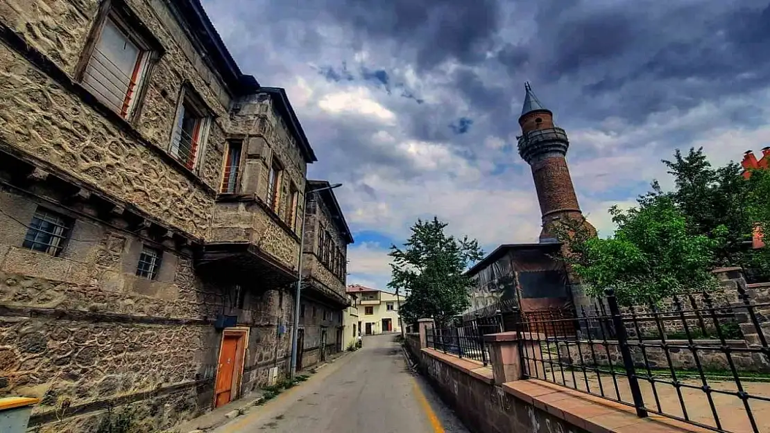 Erzurum Evlerindeki Tarihi Kitabeler Dikkat Çekiyor