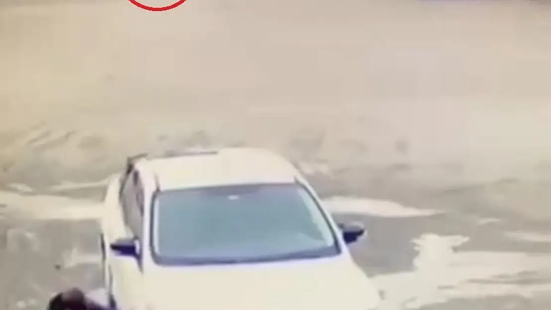 Diyarbakır'da yolun karşısına geçmeye çalışan 2 kişiye otomobil çarptı