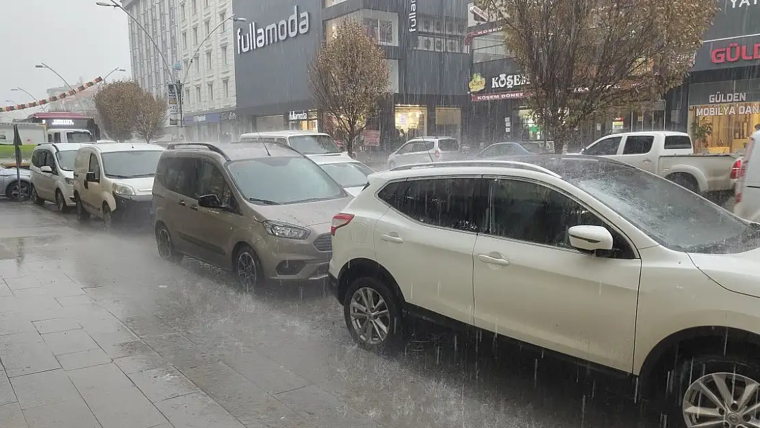 Ağrı'da Şiddetli Yağmur: Cadde ve Sokaklar Sular Altında Kaldı