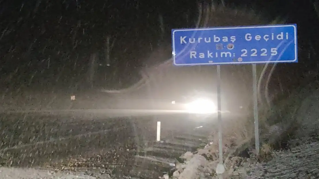 Van'da Kurubaş ve Karabet Geçitlerinde Sürücüler Yoğun Sis Altında Kaldı