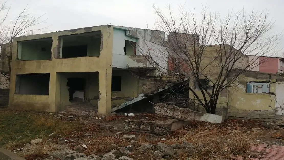Ağrı'daki metruk binalar vatandaşları tedirgin ediyor