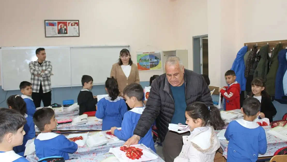 Sarıgül Muhtarı Öğrencilere Kırtasiye Yardımı Yaptı