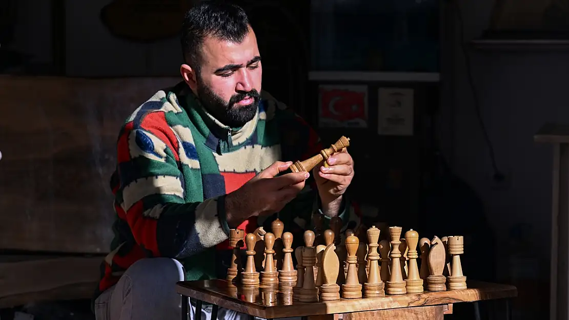 Van'da ahşap kursuna giderek ceviz ağaçlarını satranç takımına dönüştürüyor