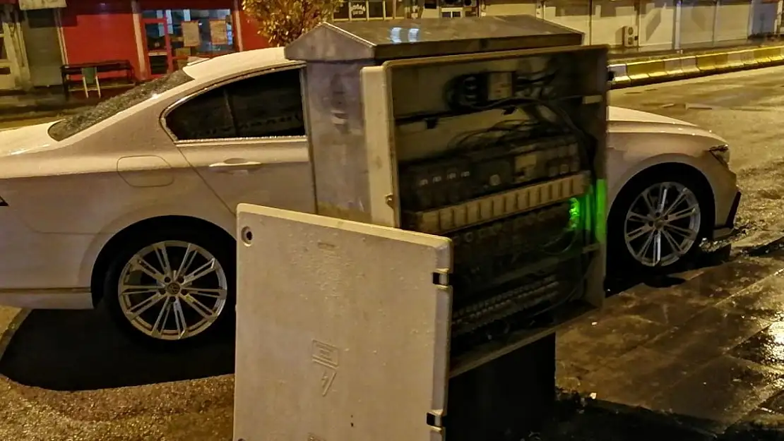 Eski Van Caddesi'nde Kapakları Sökülmüş Elektrik Panosu Tehlike Saçıyor