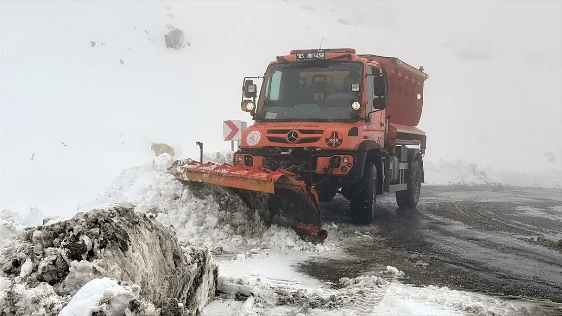 Van-Bahçesaray kara yolu ulaşıma açıldı