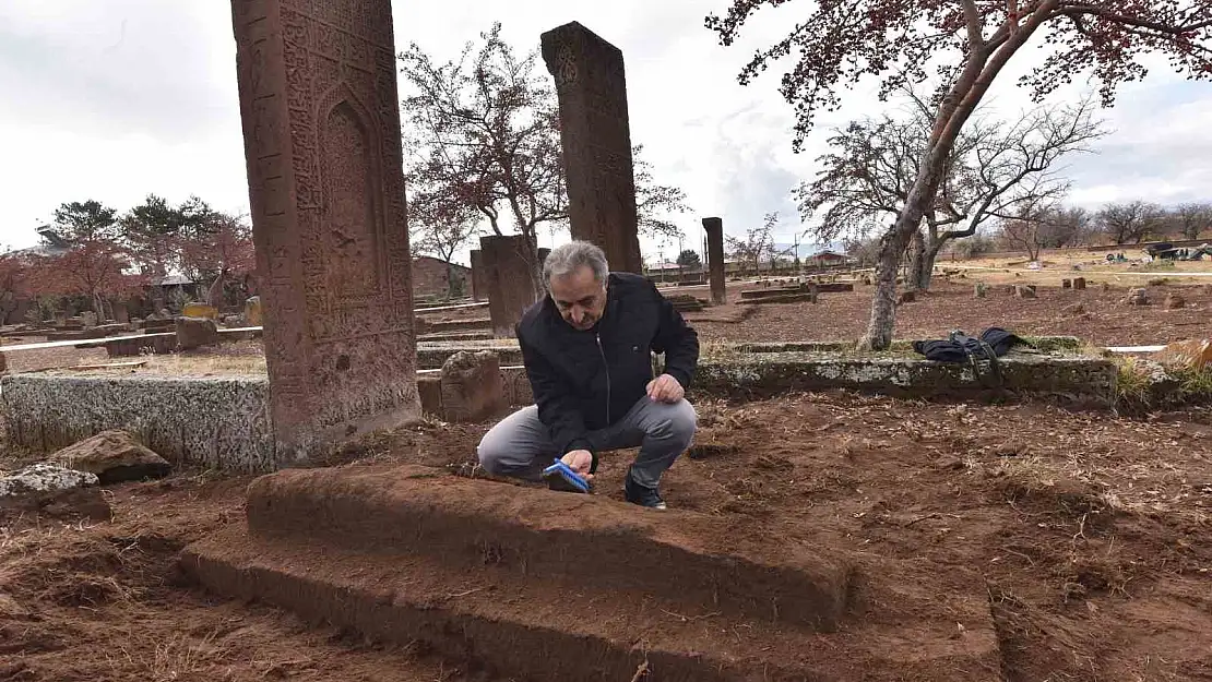 Bitlis'te tarihi mezarlıkta 109 yeni mezar gün yüzüne çıkarıldı