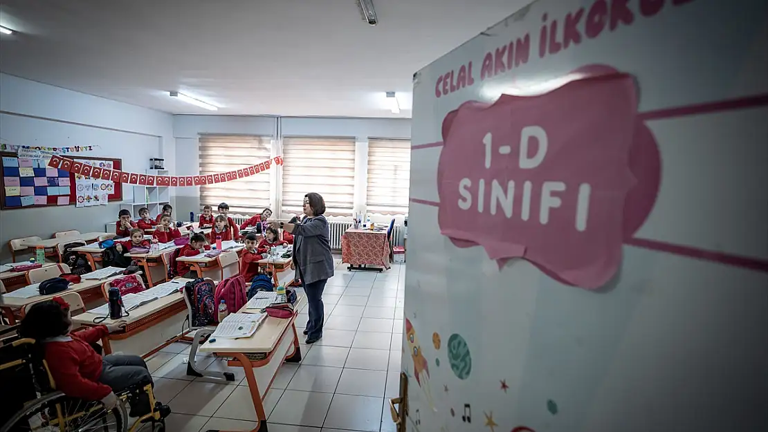 Erzurum'da 'Yılın Öğretmeni' Canan Ulukurt, öğrencilerini geleceğe hazırlıyor