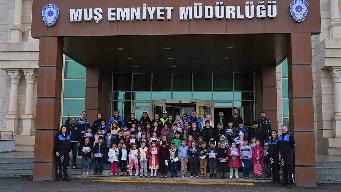 Muş polisimden çocuklara sinema keyfi