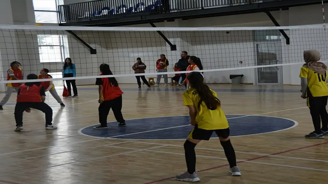 Bitlis Tatvan'da 'Yıldız Kızlar Voleybol İl Birinciliği Yarışması' Düzenlendi