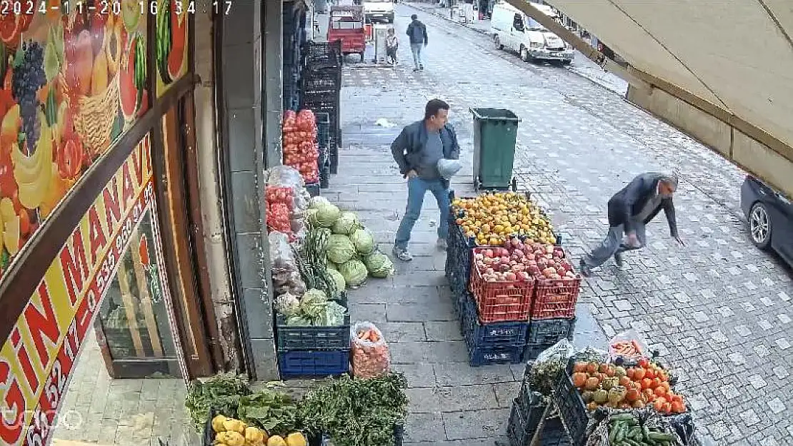 Diyarbakır'da kaldırımda yürüyen adamın kalp krizi geçirdi