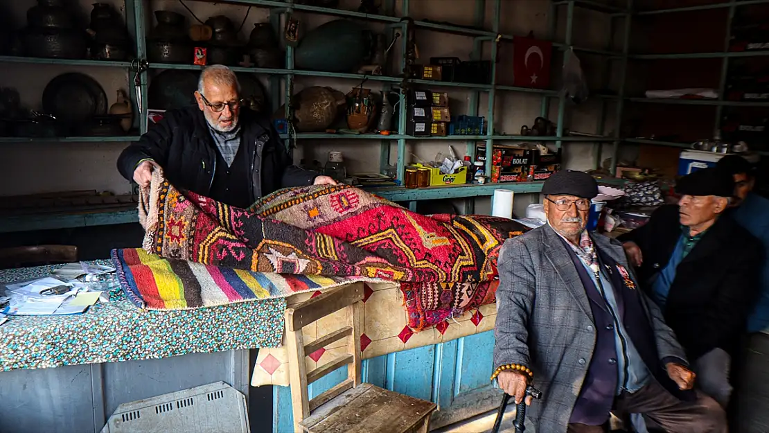 Iğdır'da baba hatırası dükkanını kültür otağına dönüştürdü