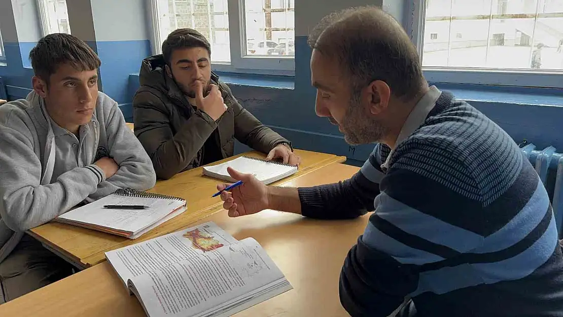 İki büyük deprem yaşayan öğretmen, Bitlis'te öğrencilerine ışık oluyor