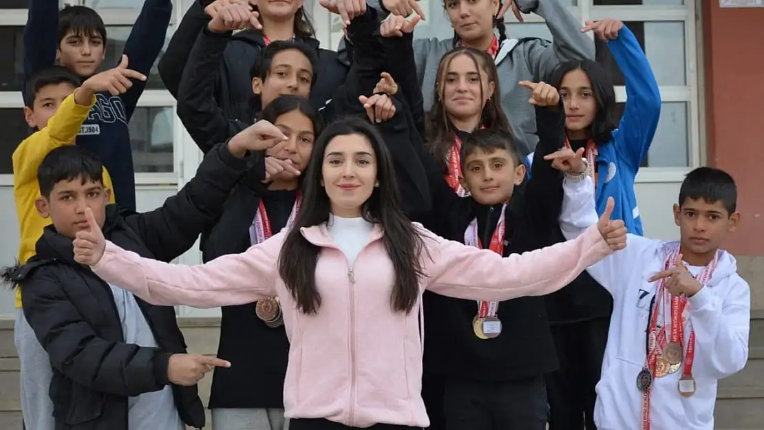 Erzurum'da Elif öğretmen öğrencilerini spora yönlendiriyor