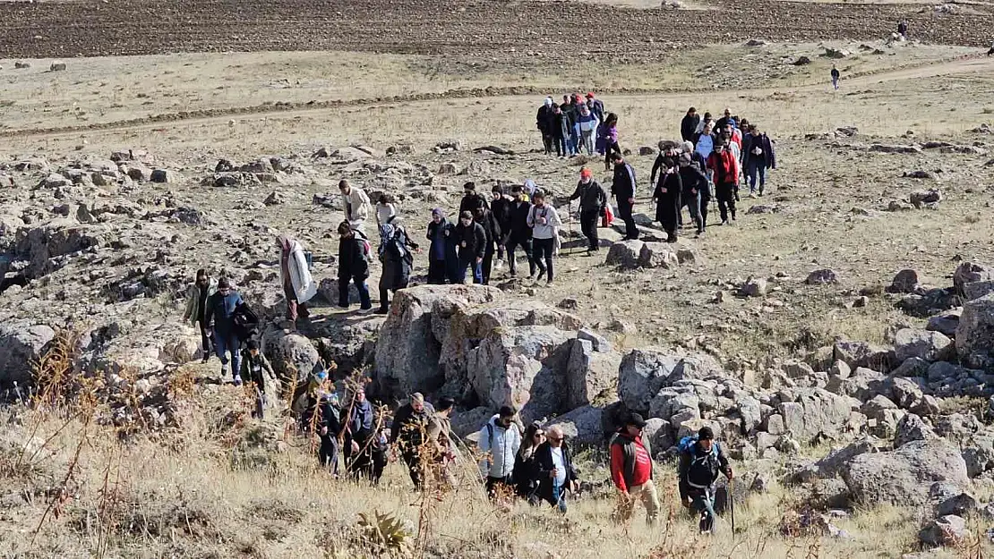 Bitlis'te öğretmenler tarihi tepeye doğa yürüyüşü gerçekleştirdi