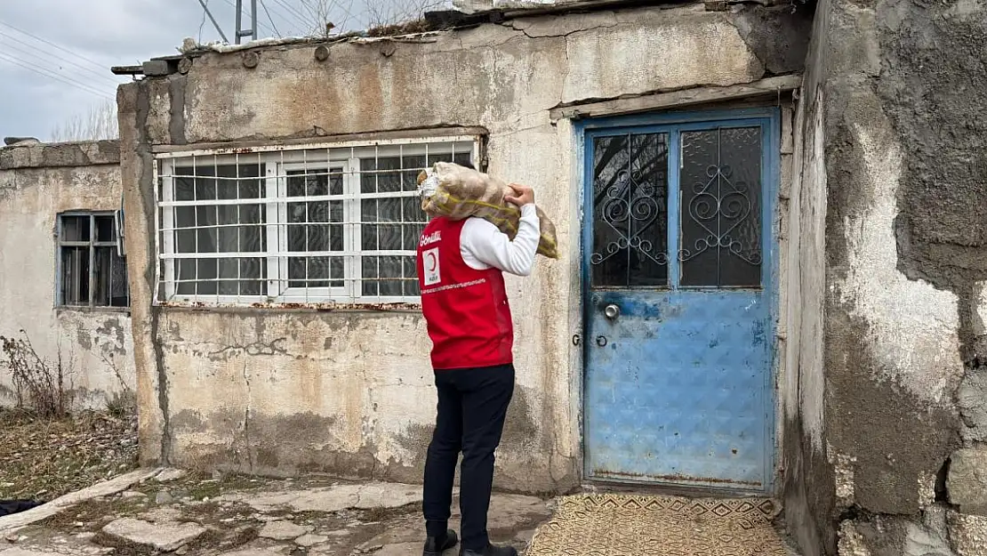 Ağrı Kızılay Kışlık Patates Yardımı Dağıttı