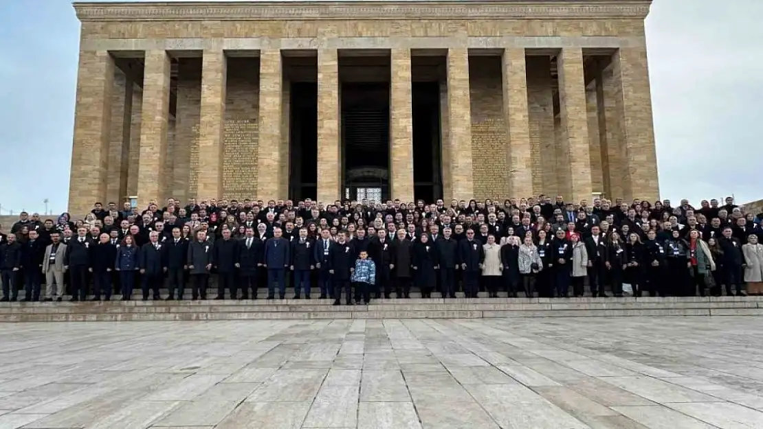 Milli Eğitim Bakanı ve 81 ilden gelen öğretmenler Anıtkabir'i ziyaret etti