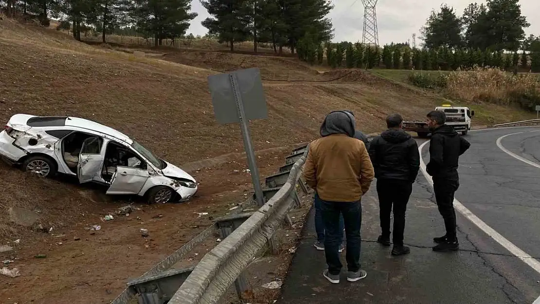 Diyarbakır'da Bir Otomobil Devrildi