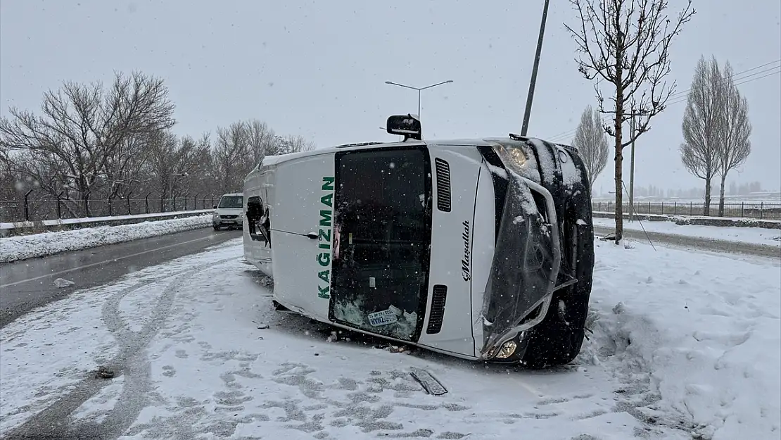 Kars'tan Erzurum'a yolcu taşıyan minibüs devrildi: 8 yaralı