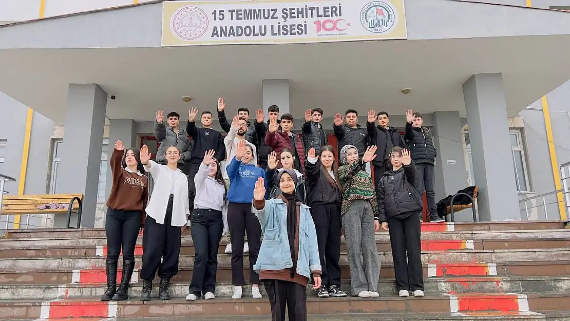 Van'da lise öğrencileri 'Kadına Şiddete Dur' dediler