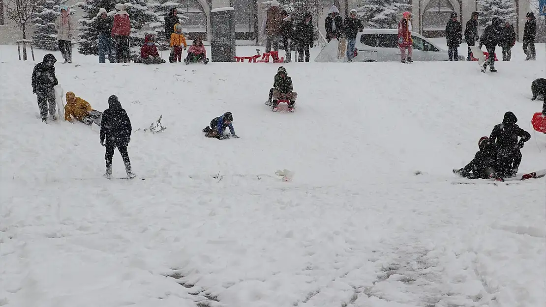 Erzurum'da çocuklar mahallelere döküldü