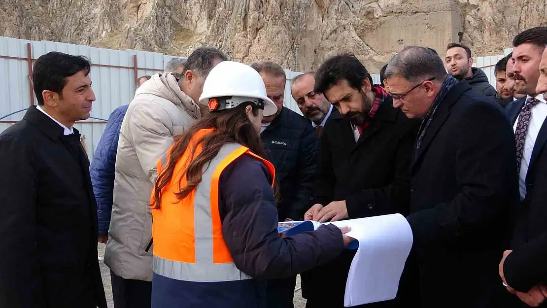 Bakan Yardımcısı Mumcu Eski Van Şehrinde incelemelerde bulundu