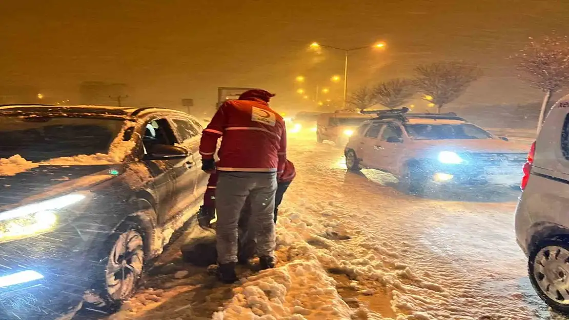 Karda Mahsur Kalanlara Türk Kızılayı'ndan Destek Eli