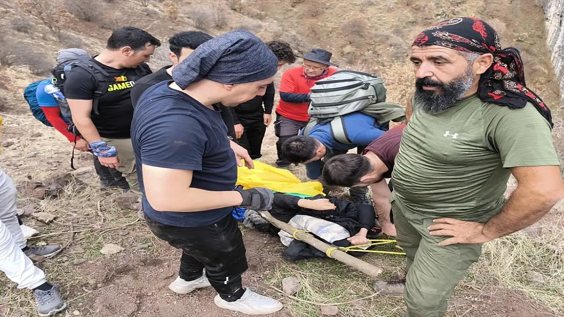 Van'da tırmanış sırasında ayağı kırılan dağcıyı arkadaşları taşıdı