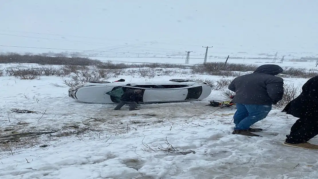 Tatvan'da Otomobil Şarampole Yuvarlandı: 4 Yaralı