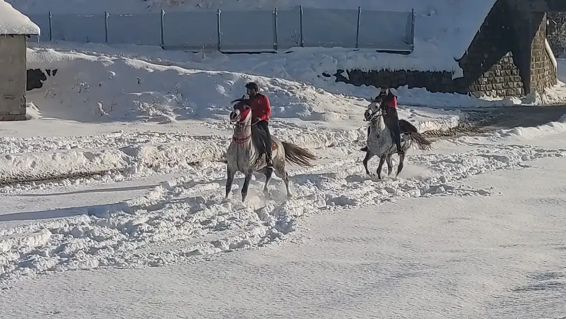 Erzurum'da kar üstünde cirit antrenmanı