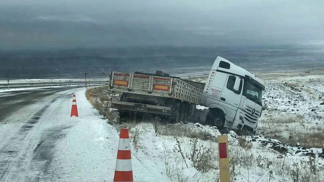 Kars'ta kayan tır şarampole düştü